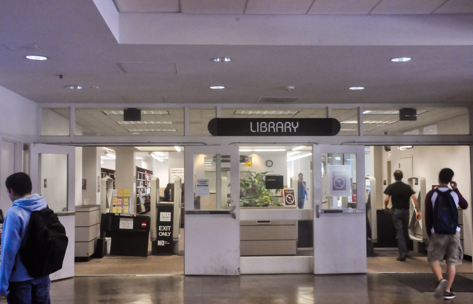 City College students able to enter the library after the evacuation was lifted at 12:45 p.m. After one male running from two other males into the library for saftey which lead up to the evacuation of the altercation that started from Batmale building to the Rosenberg Library building on Tuesday, Oct. 13, 2015. (Photo by Bridgid Skiba/The Guardsman)
