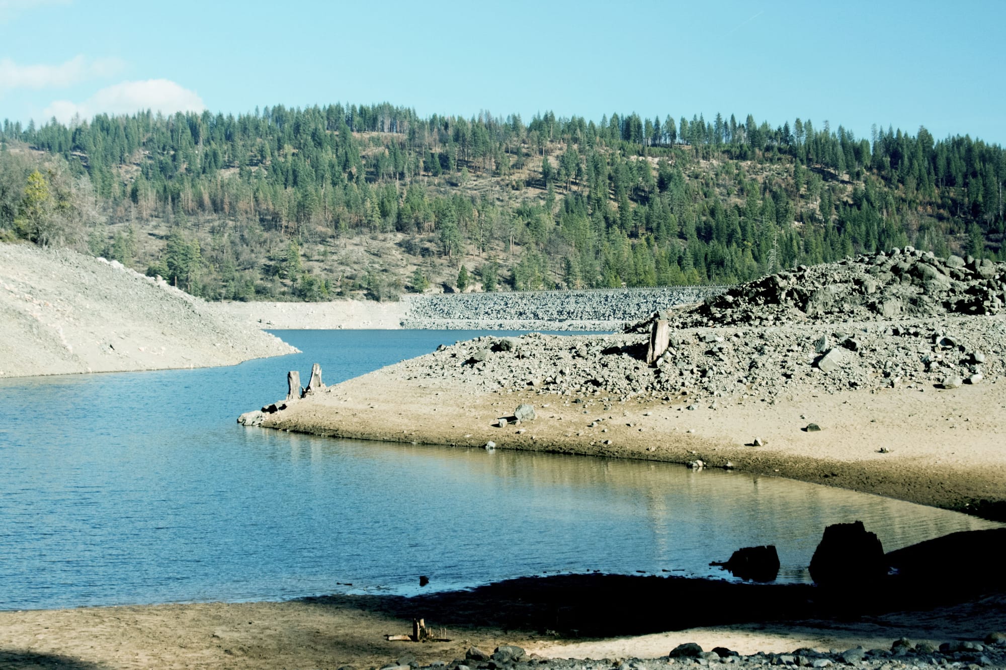 Steep sides reveal the plunging water levels at Cherry Lake Reservoir in the Sierra Nevada mountains. February 20, 2015. (Photo by Michaela Payne/The Guardsman)