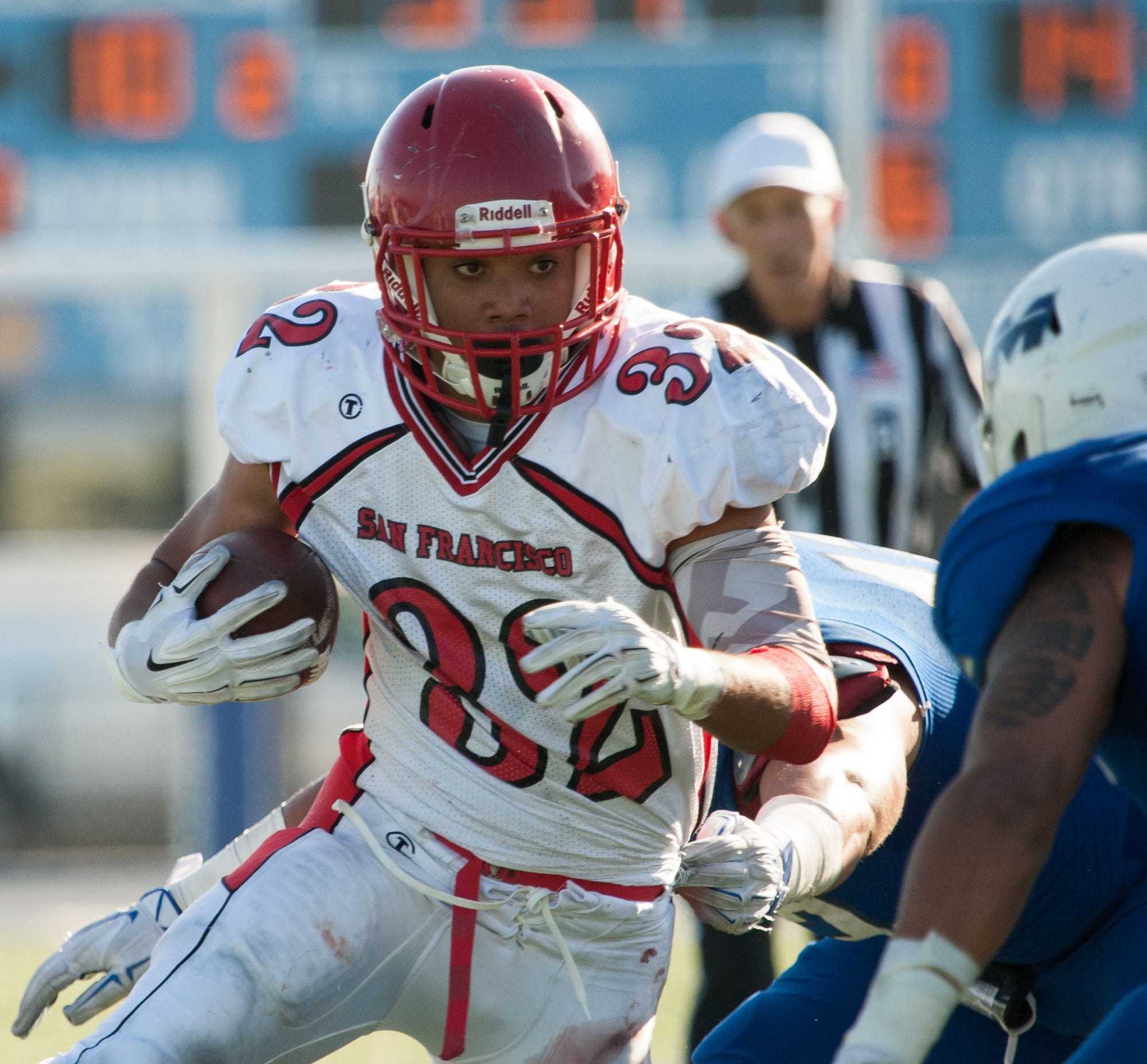 City College’s Elijah Dale (RB) (32) breaks through San Mateo College defense. San Mateo College Campus, San Mateo, Calif Nov 14 (Photo by Khaled Sayed)