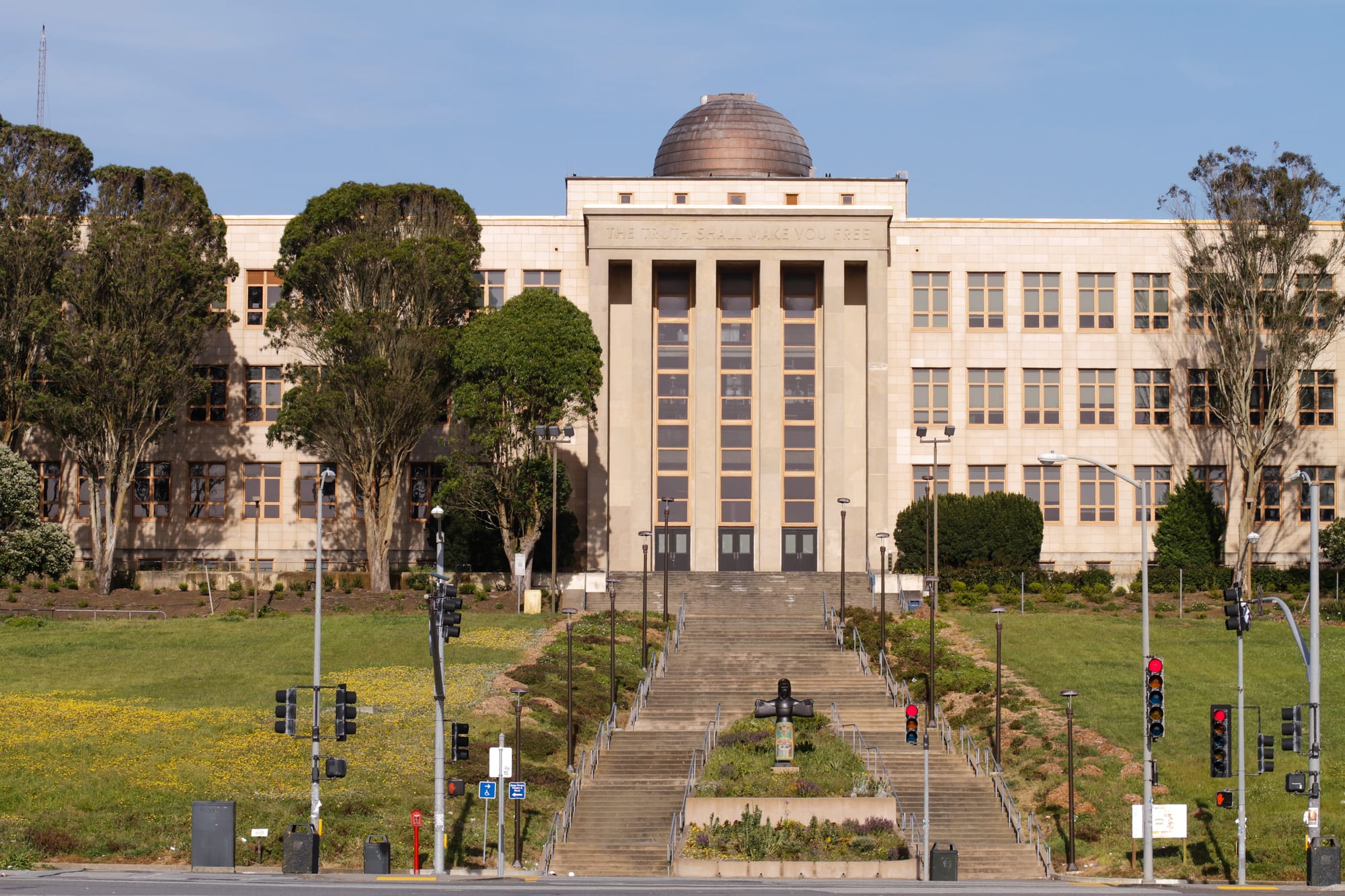 City College’s iconic Science Building main entrance on May 9, 2017. Photo by Karen Sanchez/ The Guardsman