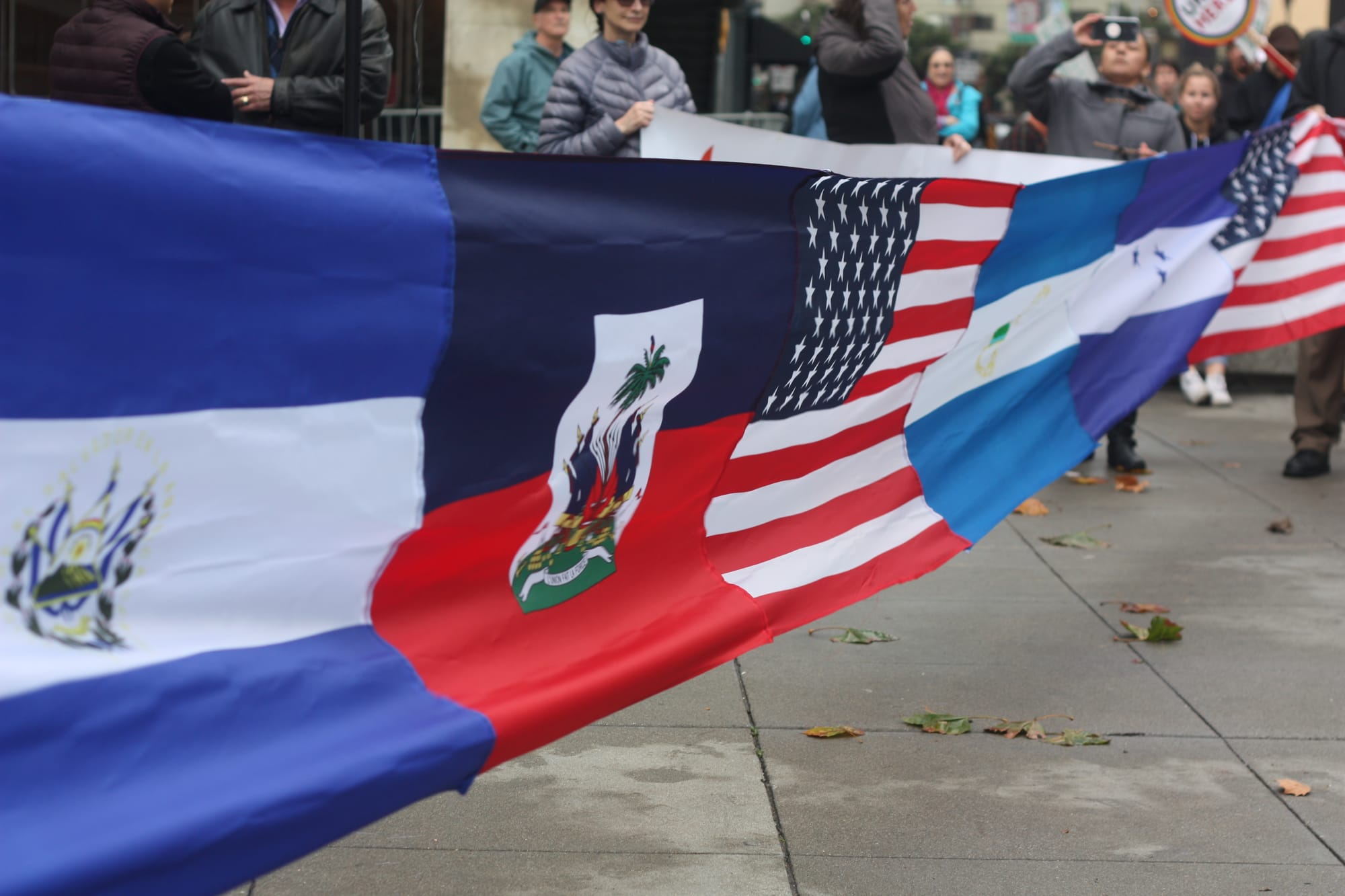 Immigrants who participated in a “Save TPS” rally held sewn flags of El Salvador, Haiti, United States and Nicaragua and Honduras in front of the San Francisco Federal Building. January 5, 2018. (Photo/Alexis Terrazas)