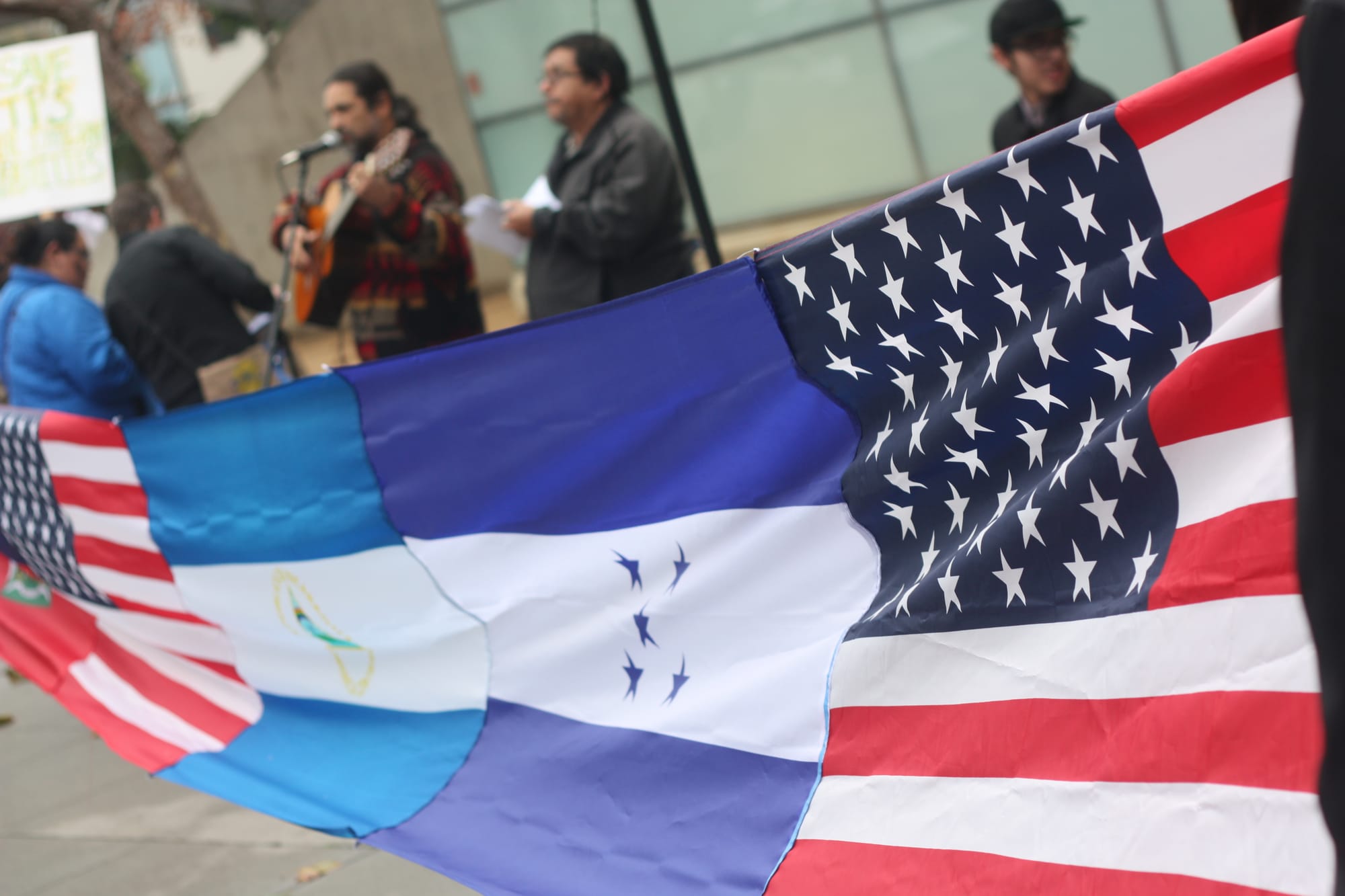 Immigrants who participated in a “Save TPS” rally held sewn flags of El Salvador, Haiti, United States and Nicaragua and Honduras in front of the San Francisco Federal Building. January 5, 2018. (Photo/Alexis Terrazas)